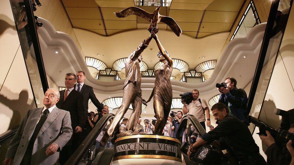 bronze statue in Harrods with then owner Mohamed Al Fayed