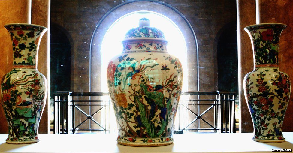 Три вазы Мин выставлены в стеклянной витрине в Музее Фицуильяма Кембриджского университета 16 ноября 2007 года в Кембридже, Англия.