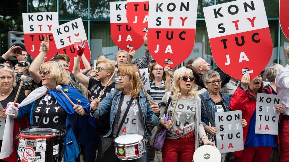 People demonstrate to support the Polish Supreme Court Justice president in front of the Supreme Court building, on July 4, 2018 in Warsaw
