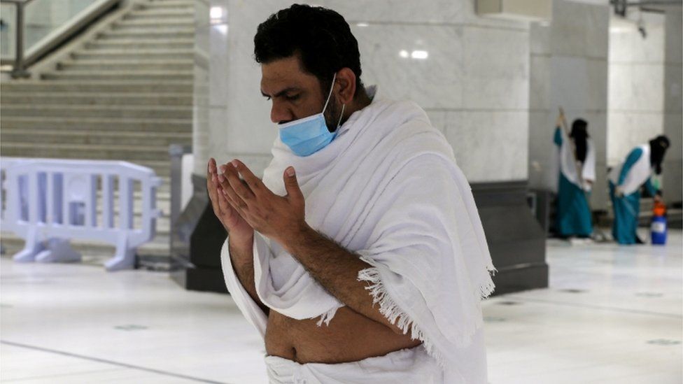 Мусульманский паломник молится в Большой мечети в священном городе Мекка, Саудовская Аравия