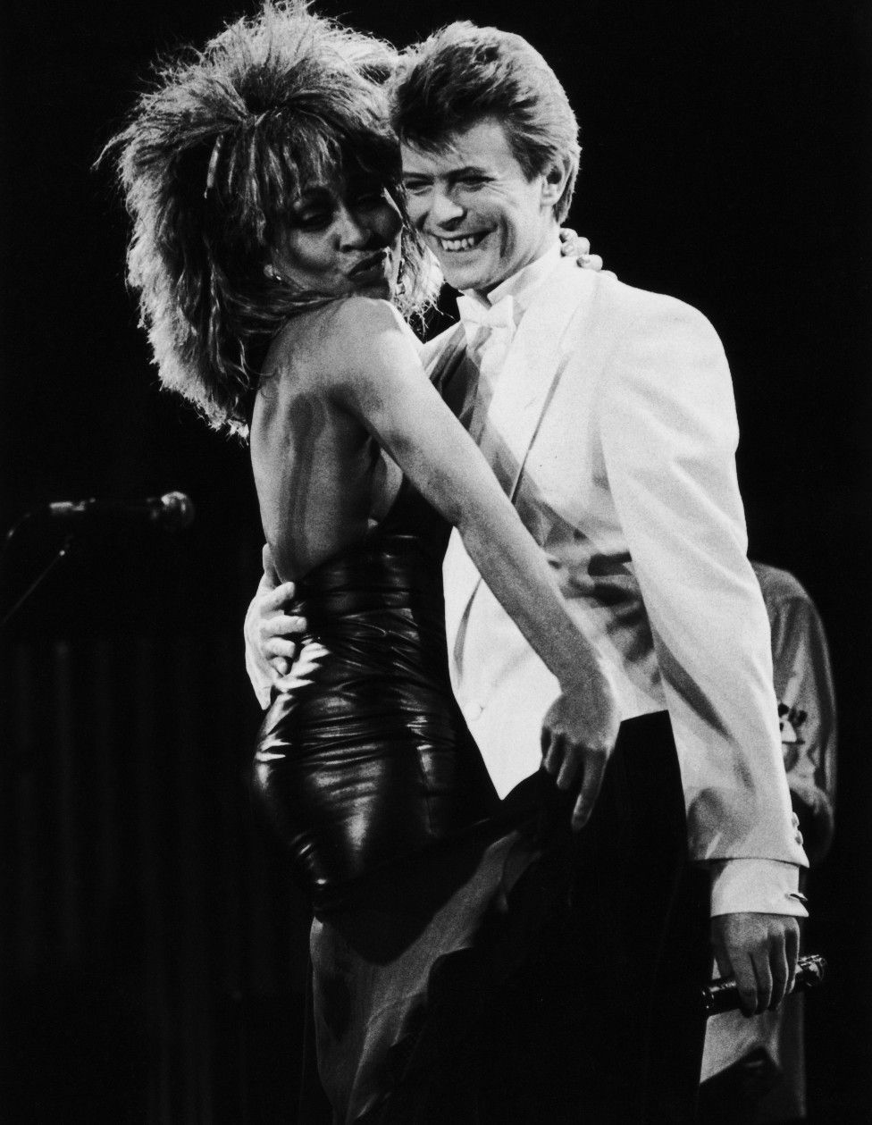 Këngëtarët David Bowie dhe Tina Turner performojnë në skenë në NEC Birmingham.