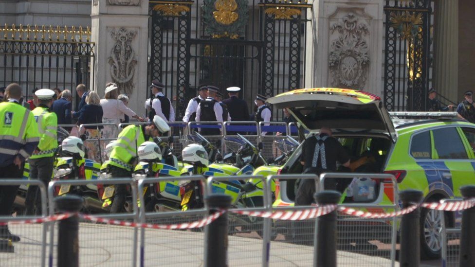 Police cars at Buckingham Palace