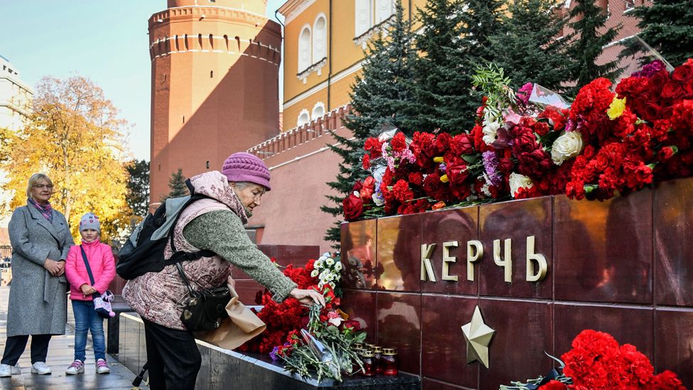 Flowers at Moscow memorial, 18 Oct 18