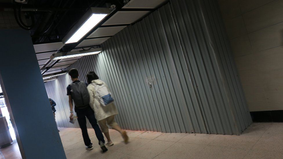 一对情侣走过港中大通往港铁大学站东进站口通道(6/1/2020)