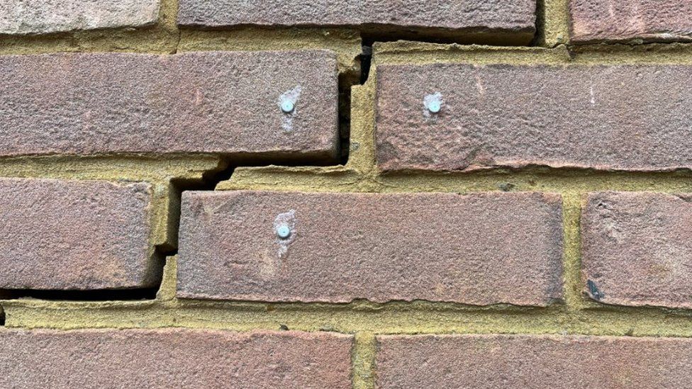 Crack in external wall
