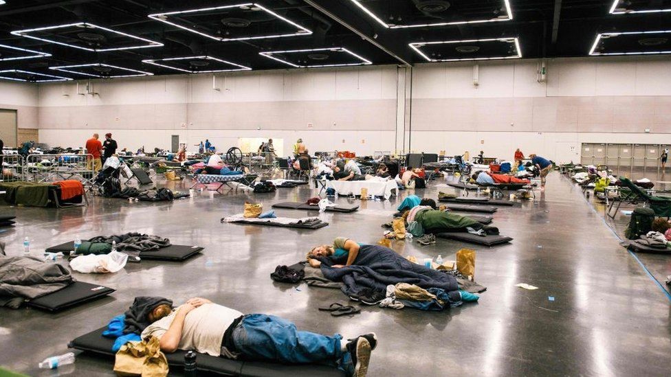 Pessoas descansam na estação de resfriamento do Oregon Convention Center em Oregon, Portland