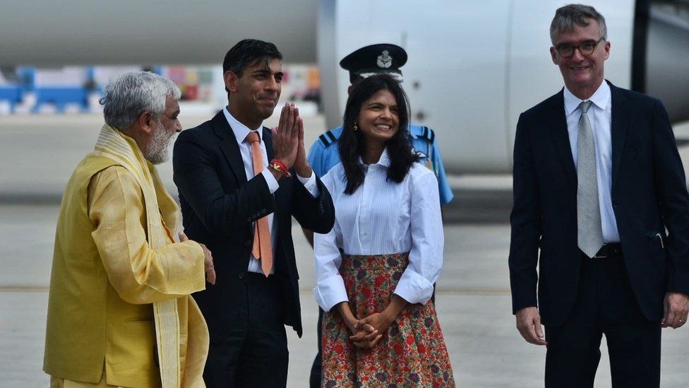 Раздаточный материал, на котором премьер-министр Соединенного Королевства Риши Сунак прибывает на саммит G20 в аэропорту Палам ВВС в Нью-Дели 8 сентября 2023 года.