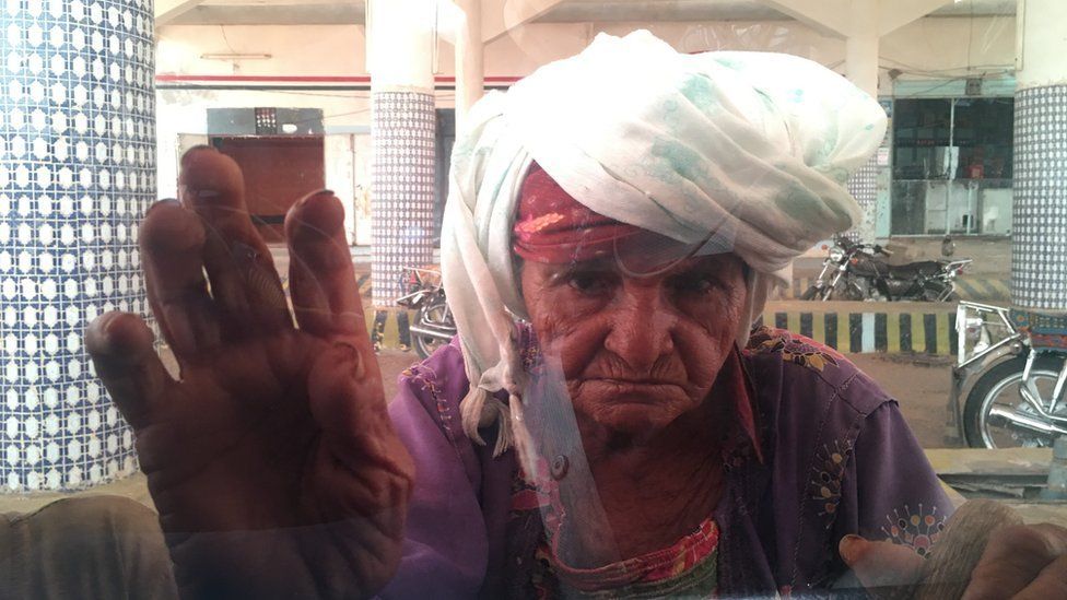 Picture showing Yemeni woman begging