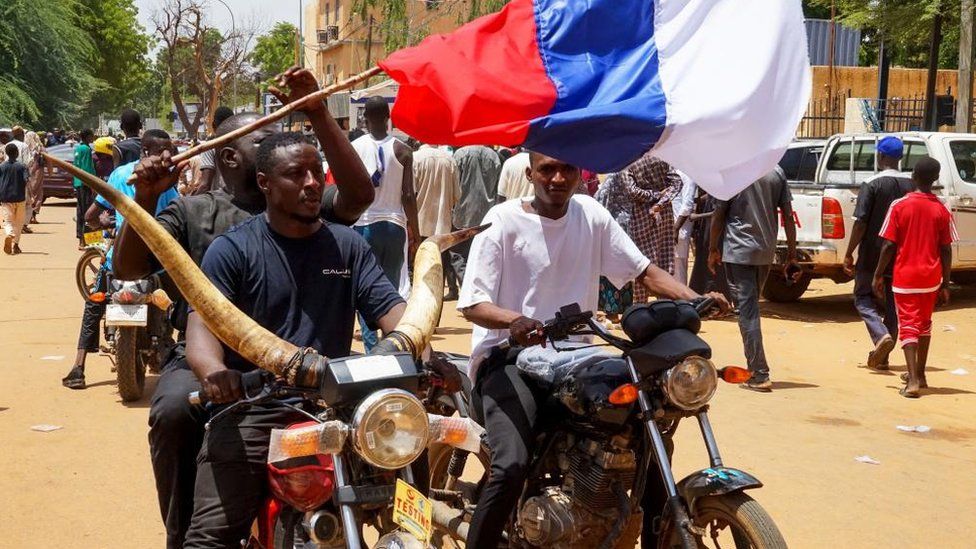 Poltics niger protesters with russian flag