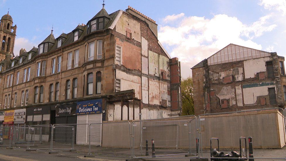 Body of man found after Pollokshields tenement fire - BBC News