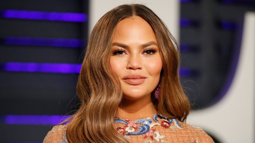 Chrissy Teigen Sorry For Bullying Courtney Stodden On Twitter Bbc News