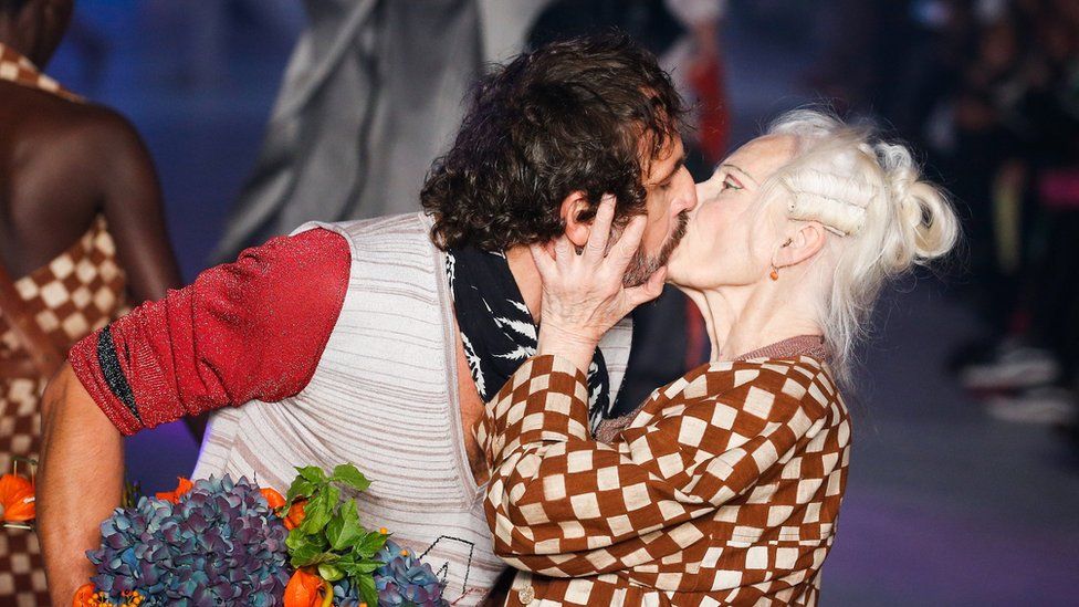 Андреас Кронталер и Вивьен Вествуд целуются на Неделе моды в Париже в 2019 году