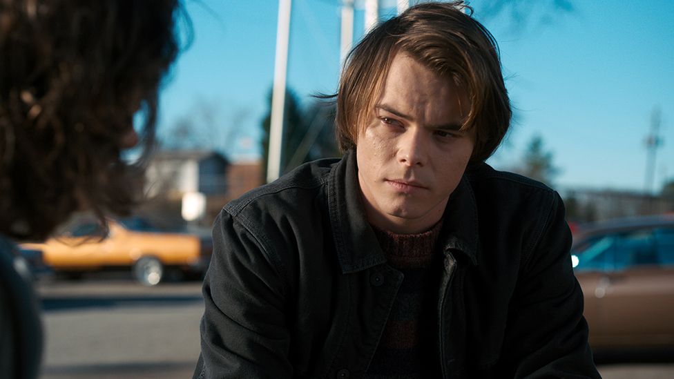 Stranger Things actor Charlie Heaton sorry for missing premiere - BBC News