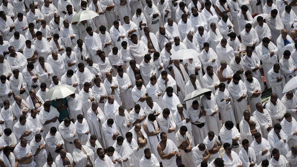 Pilgrims pray at the Namira Mosque on Mount Arafat, outside Mecca in Saudi Arabia (23 September 2015)