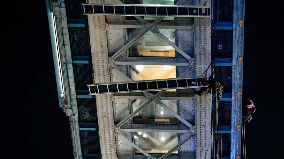 Laindon abseilers give Tower Bridge walkways 'extreme clean' - BBC News