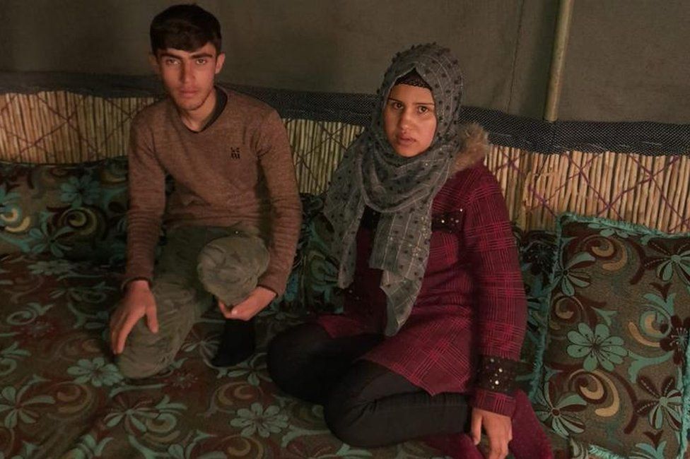 Dima y su marido Abdul Majid en su casa destruida por el terremoto en Jindayris, Siria