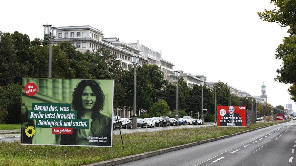 Плакаты с кандидатами в преддверии всеобщих выборов в Берлине, Германия, 21 сентября 2021 г.