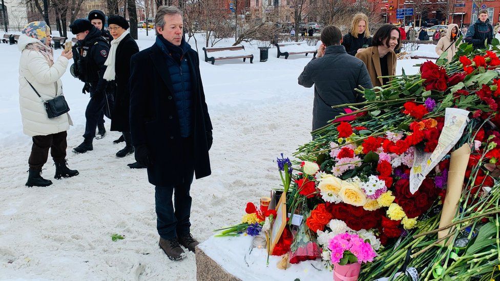 Ambassador Nigel Casey paying respects on Saturday to Alexei Navalny
