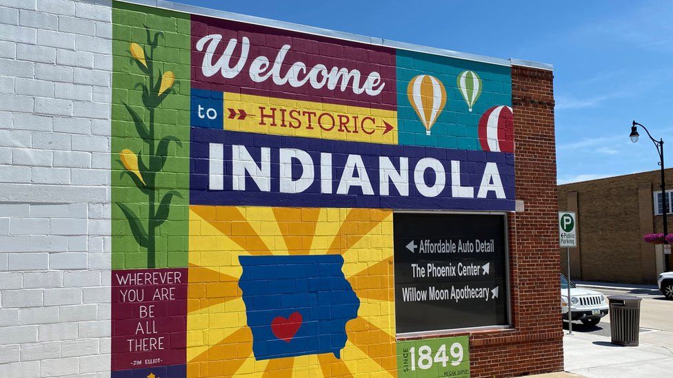 Mural showing Indianola and a map of Iowa