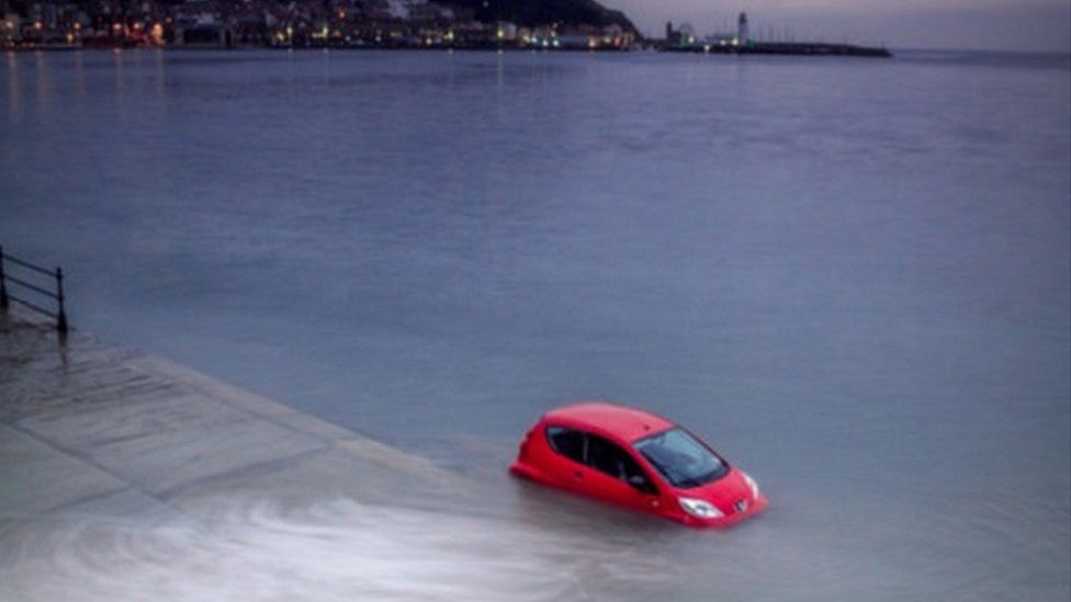 Car pulled from sea in Scarborough after tide comes in BBC News