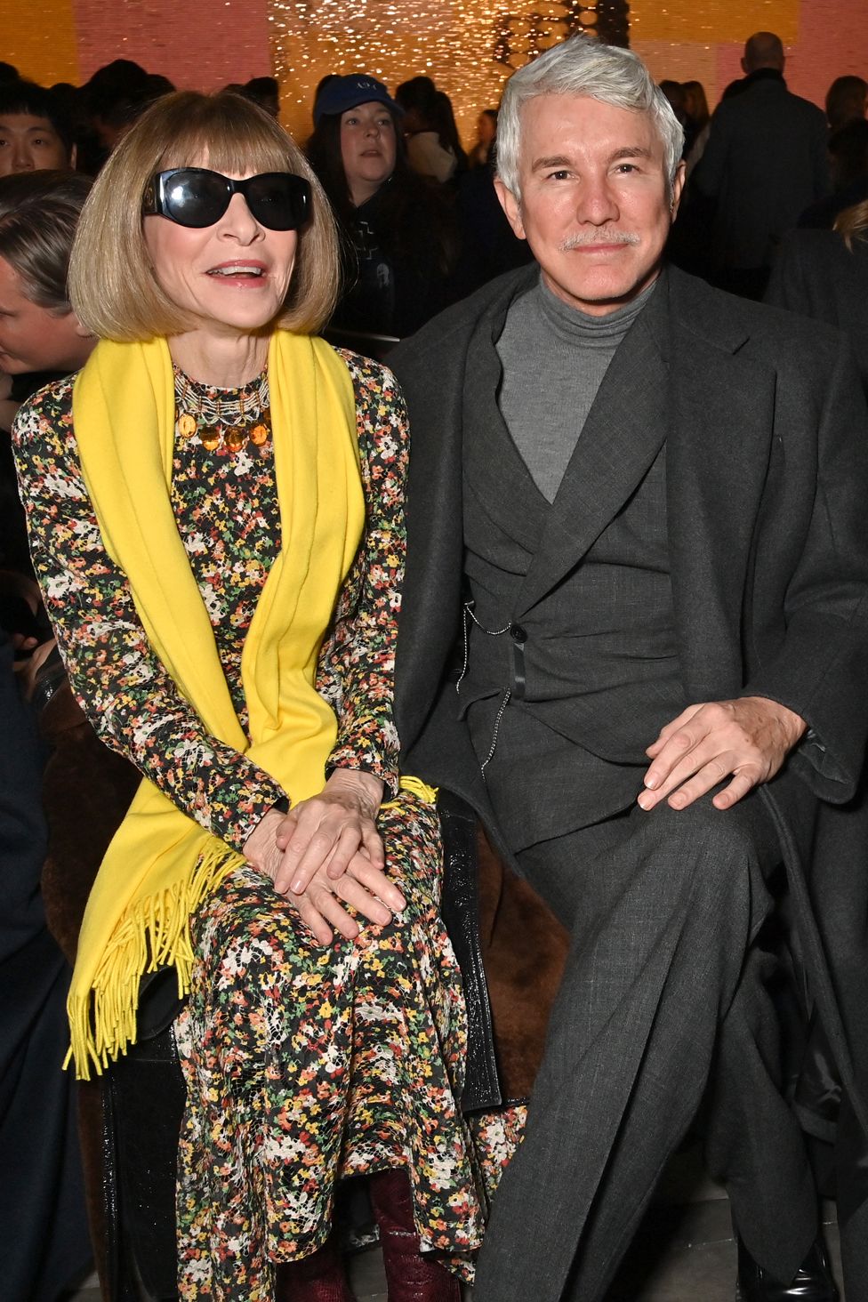 Главный редактор американского Vogue и директор по контенту Conde Nast Dame Анна Винтур и Баз Лурманн присутствуют в первом ряду Кристиана Диора во время Парижской недели высокой моды весна-лето 2023, 23 января 2023 года в Париже, Франция.