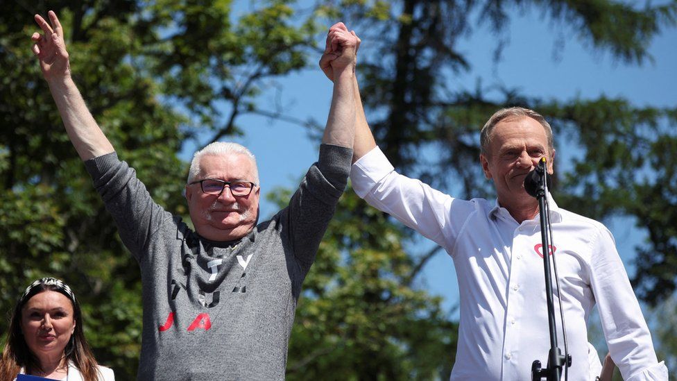 El líder del principal partido de la oposición, Plataforma Cívica (PO), Donald Tusk, y el ex presidente polaco y premio Nobel de la Paz Lech Walesa participan en la marcha con motivo del 34 aniversario de las primeras elecciones democráticas en la Polonia de posguerra, en Varsovia, Polonia, el 4 de junio de 2023