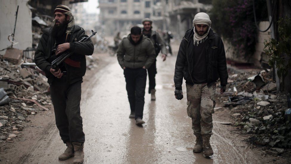 Fighters from the Jaish al-Islam rebel group patrol the front line in Jobar, on the eastern edge of the Syrian capital Damascus (4 January 2016)