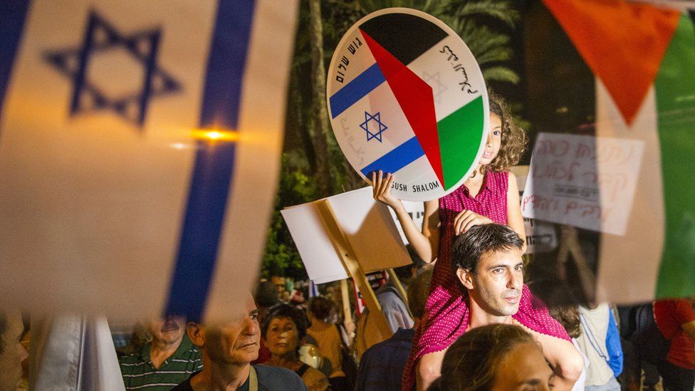 Israel and Palestinian flags at a peace rally in Tel Aviv (Oct 2015)