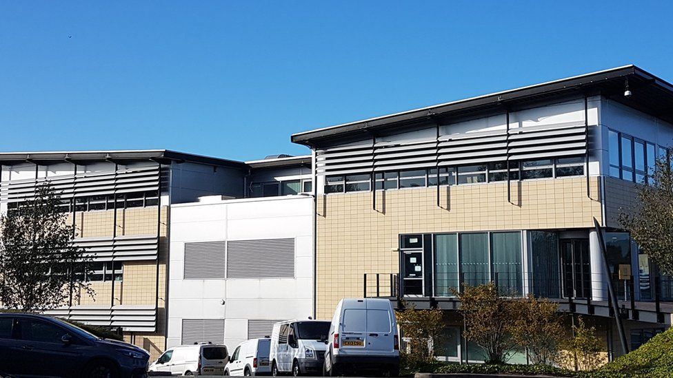 Officers praised for trying to save arrested Flint man BBC News