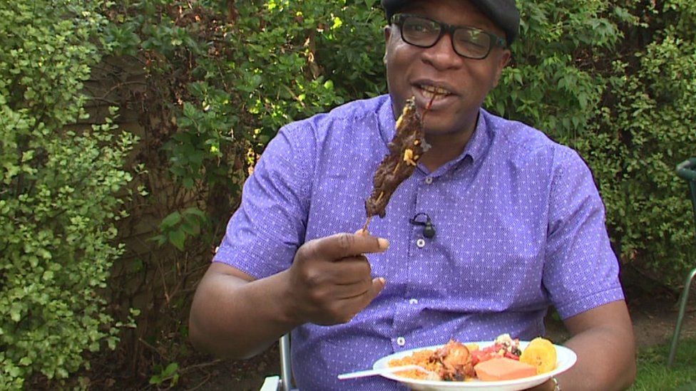 Питер Оквоче ест нигерийскую еду в Лондоне