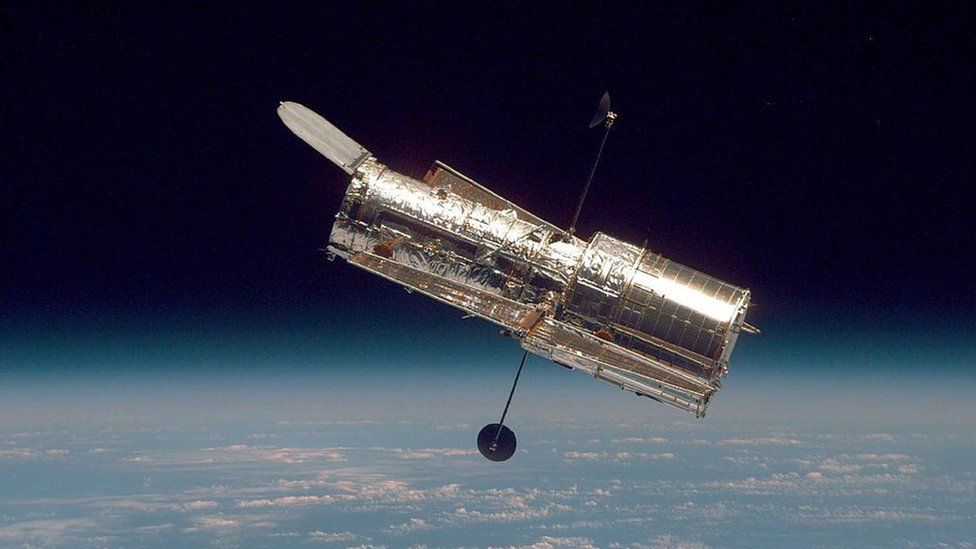 ہبل سپیس ٹیلی سکوپ کو خلا میں 25 اپریل 1990 کو چھوڑا گیا تھا