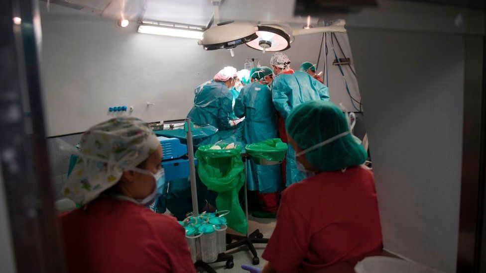 Surgeons working in Spain