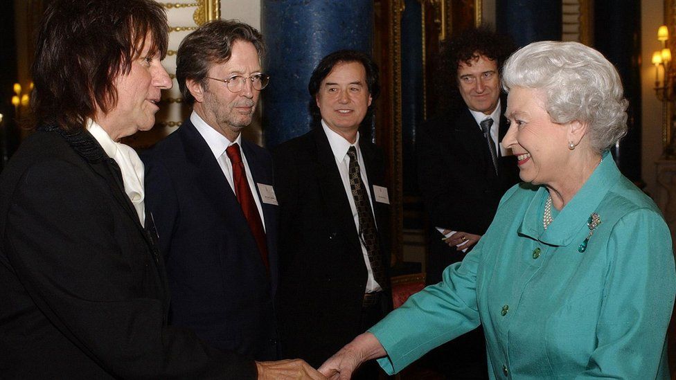 Королева Елизавета с Джеффом Беком, Эриком Клэптоном, Джимми Пейджем и Брайаном Мэем
