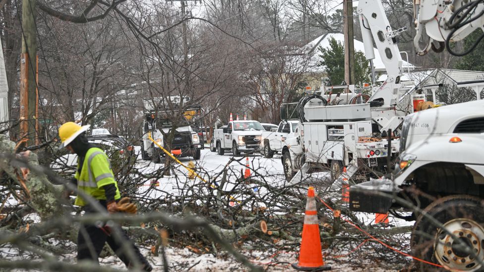 Workers clear fallen trees in Charlotte, North Carolina. Photo: 16 January 2022