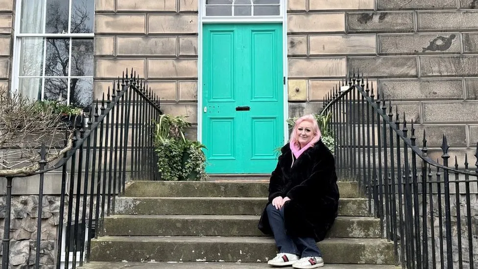 Edinburgh pink door woman sad after being forced to repaint