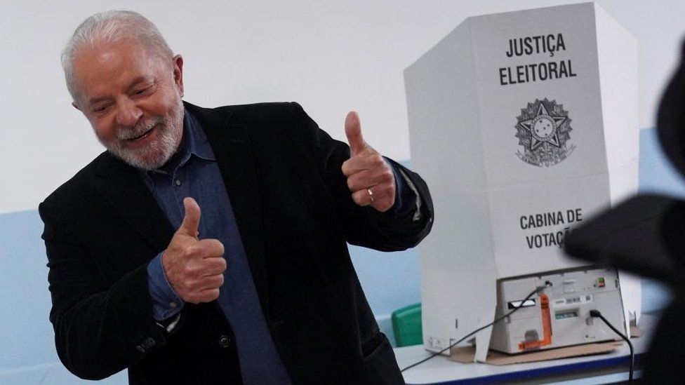 Бывший президент Бразилии Луис Инасиу Лула да Силва голосует на выборах в стране в воскресенье