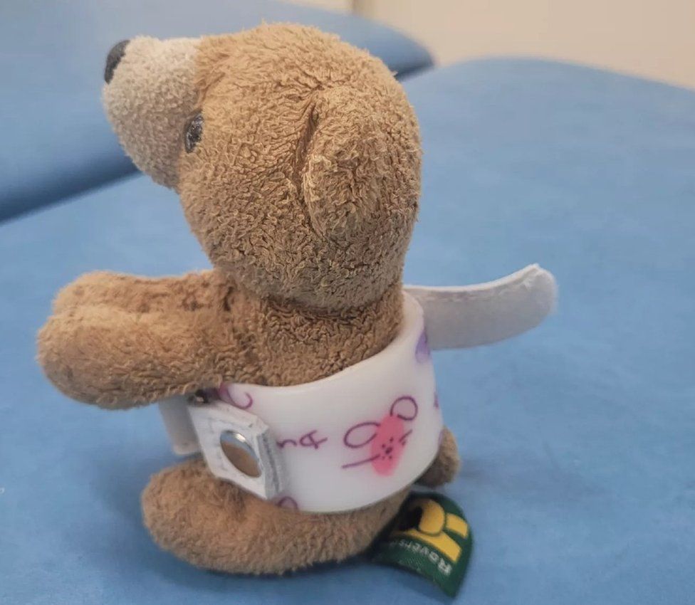Nottingham Bear braces help young patients face spine therapy BBC News