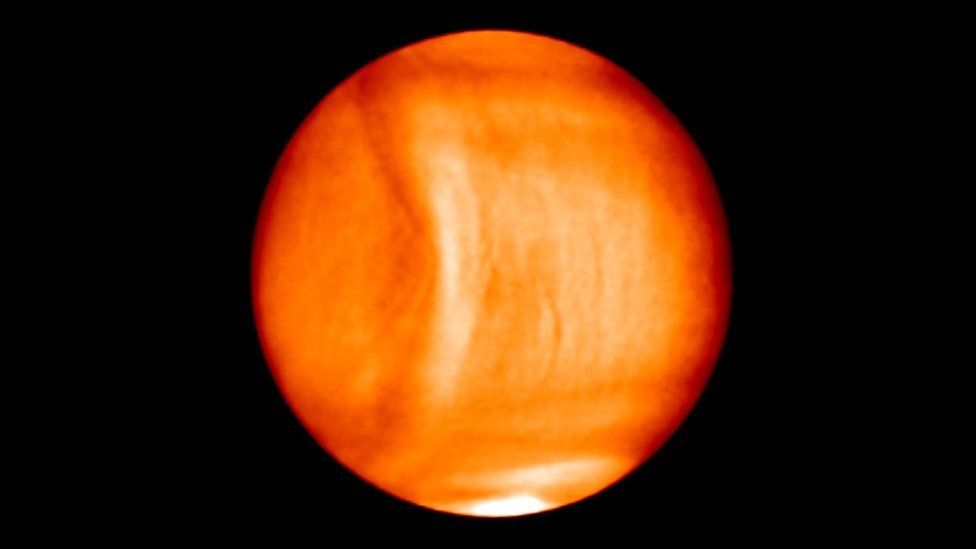 Gravity wave in Venus' atmosphere