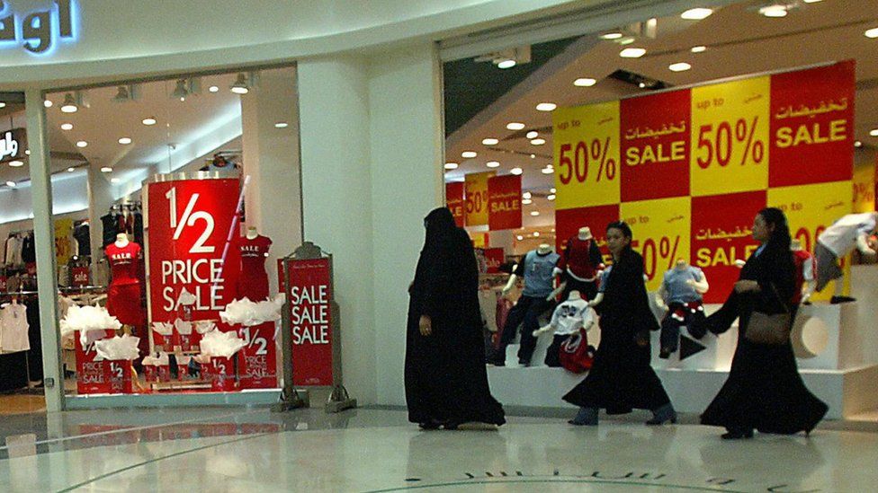 A Saudi woman and her maid in a mall in Riyadh