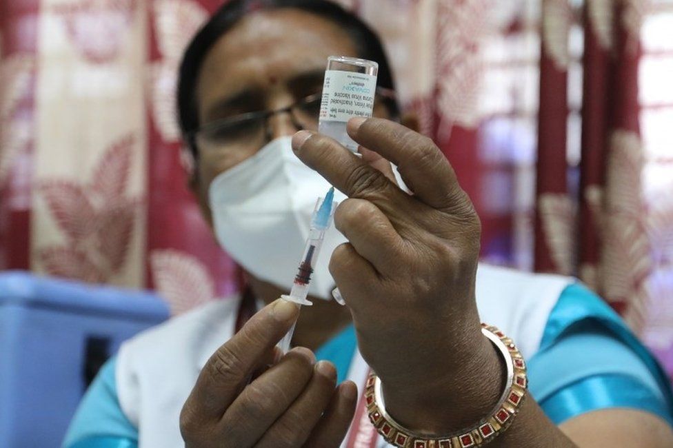 Медицинский работник готовит укол вакцины Covaxin COVID-19, разработанной Bharat Biotech, в центре вакцинации в Нью-Дели, Индия, 01 апреля 2021 г.