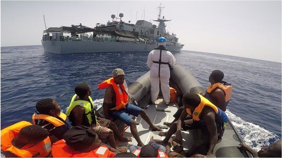 Мигранты на ирландском военном корабле