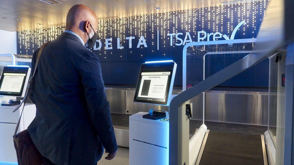 Пассажир использует новую систему распознавания лиц Delta