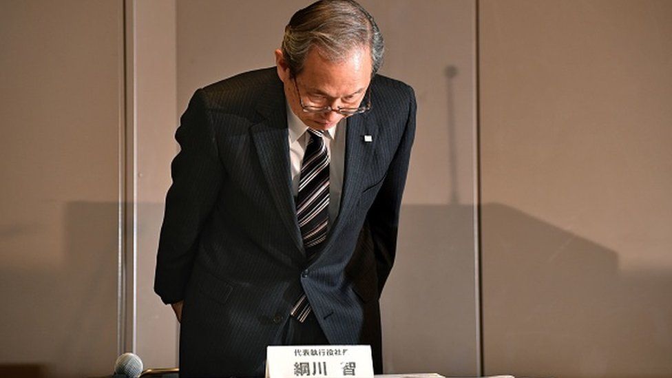 Toshiba president Satoshi Tsunakawa bows