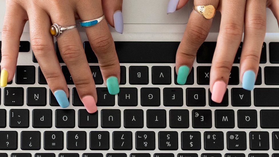 Пальцы на клавиатуре
