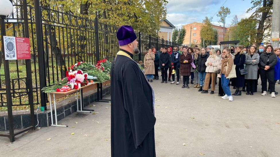 Местный священник обратился к собравшимся у ворот университета в Перми