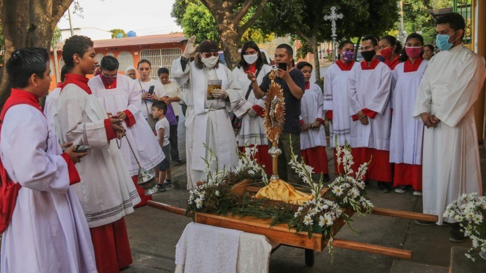 Celebración en una calle de Managua el miércoles de Semana Santa.