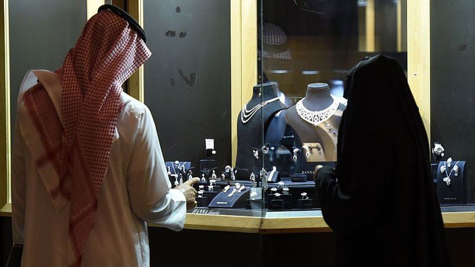Saudi couple looking at jewellery (file photo)