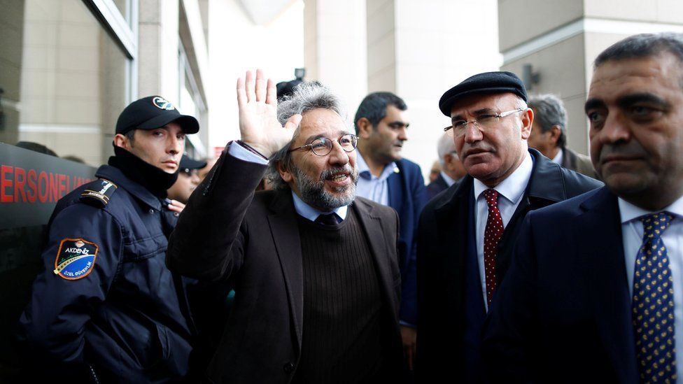 Can Dundar (C), editor-in-chief of Cumhuriyet arrives at the Justice Palace in Istanbul, Turkey May 6, 2016. REUTERS/Osman Orsal