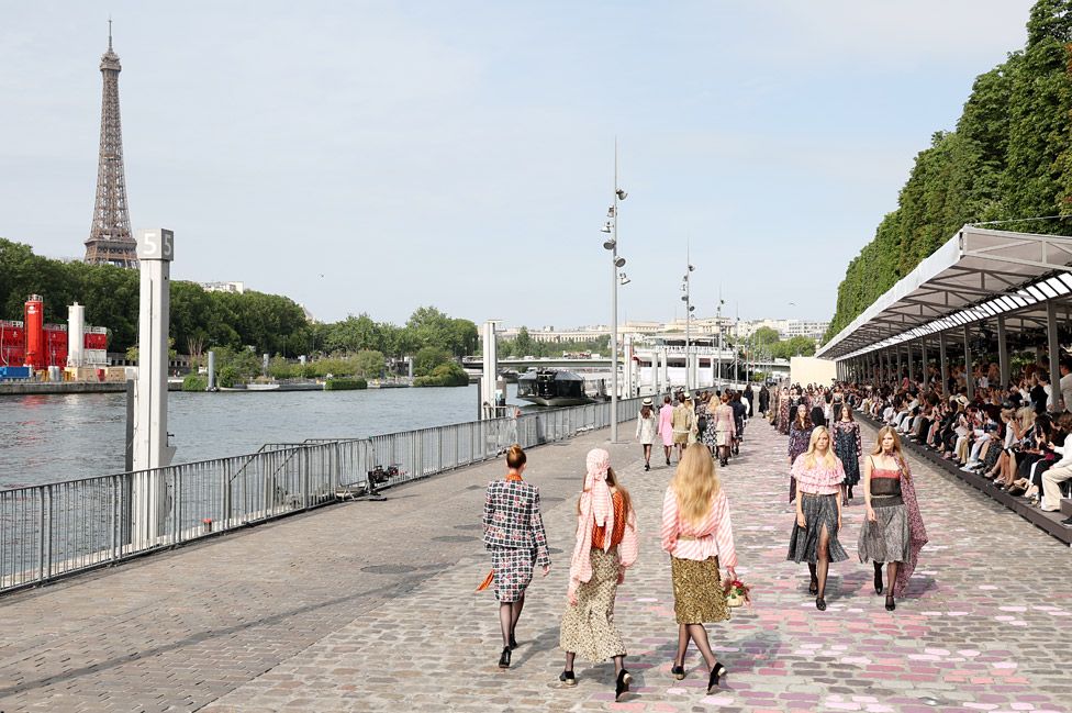 Modelos caminan por la pasarela durante el desfile de Chanel Alta Costura Otoño/Invierno 2023/2024 como parte de la Semana de la Moda de París el 04 de julio de 2023