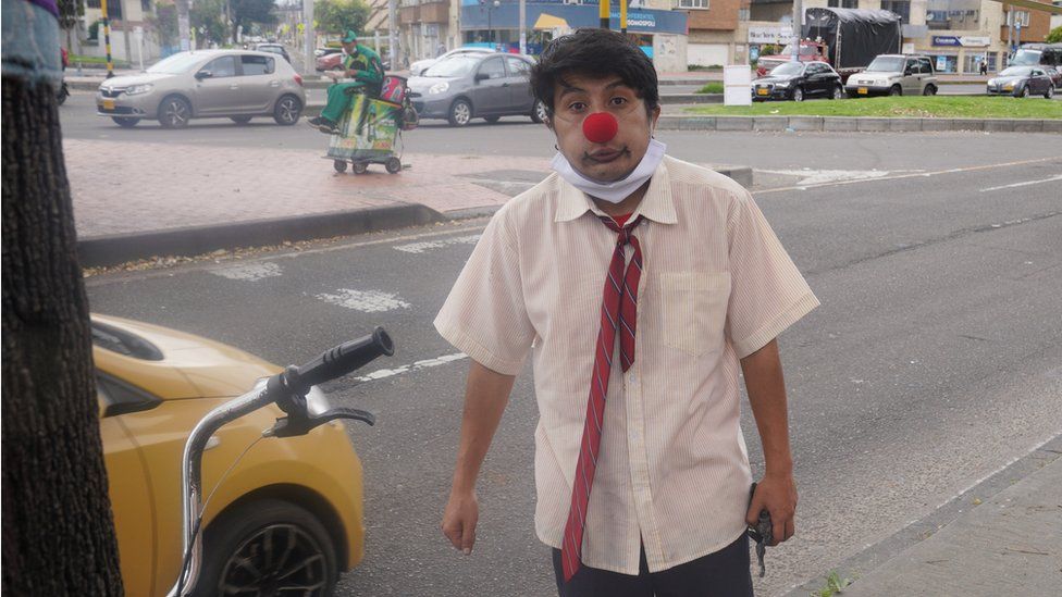 Мануэль Давид Каньяс работает клоуном, развлекая водителей, остановившихся на светофоре